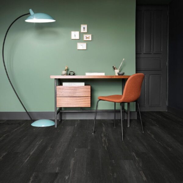 COREtec Essentials 1200+ Painted Oak 99 50 LVPE 1399. Weergave van het waterbestendige vinyl vloer in een woonruimte