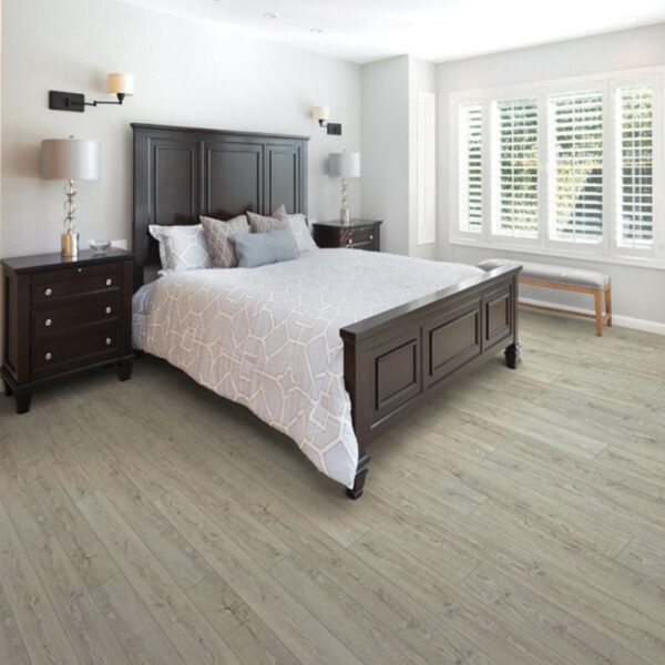 COREtec Essentials 1800++ Timberland Rustic Pine 50 LVR 641. Weergave van het waterbestendige vinyl vloer in een woonruimte