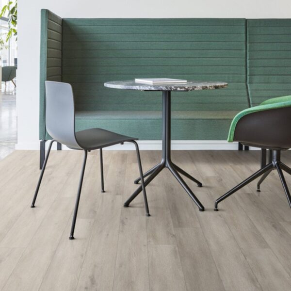 COREtec Pro Plus Long Planks Absolute 50 RLV 1217. Weergave van het waterbestendige vinyl vloer in een woonruimte