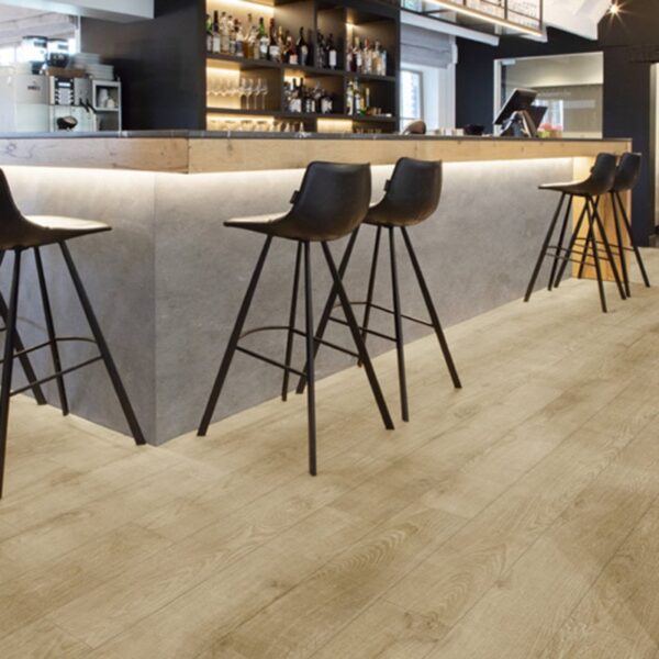 COREtec Pro Plus Long Planks Bellagio 50 RLV 1220. Weergave van het waterbestendige vinyl vloer in een bar