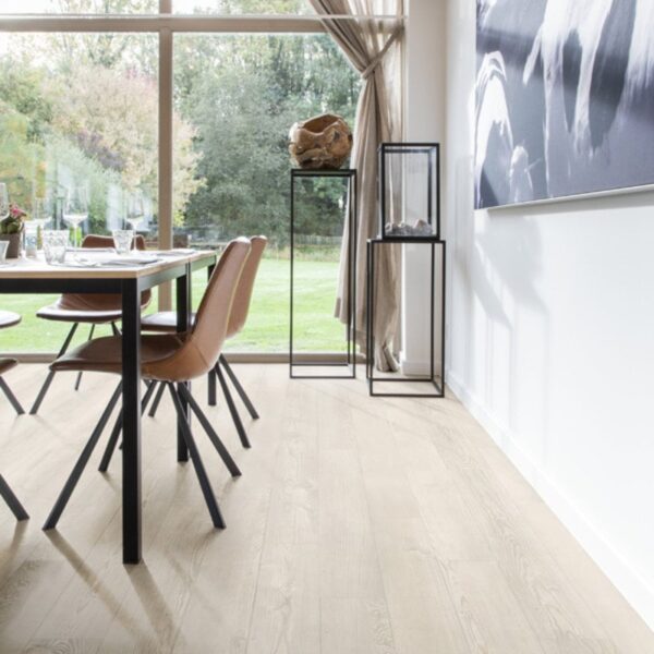 COREtec Pro Plus Long Planks Cosmopolitan 50 RLV 1221. Weergave van het waterbestendige vinyl vloer in een woonruimte