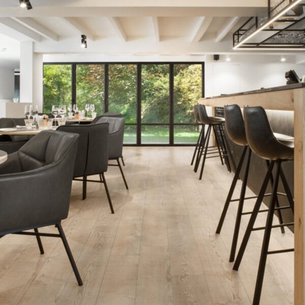 COREtec Pro Plus Long Planks Drew 50 RLV 1222. Weergave van het waterbestendige vinyl vloer in een restaurantt